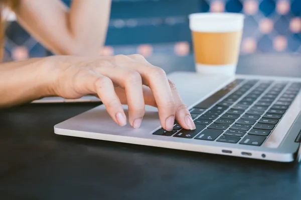 Aziatische jonge vrouwen in de smart casual kleding verzenden e-mail bezig met laptop en drinken koffie zittend in een café. Mededeling van de vrouwen van de levensstijl en het werken in koffie winkelconcept. — Stockfoto