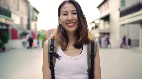 Vrolijke mooie jonge Aziatische backpacker vrouw gevoel gelukkig lacht om camera onderweg op Chinatown in Peking, China. Levensstijl rugzak concept van toeristische reizen vakantie. — Stockfoto