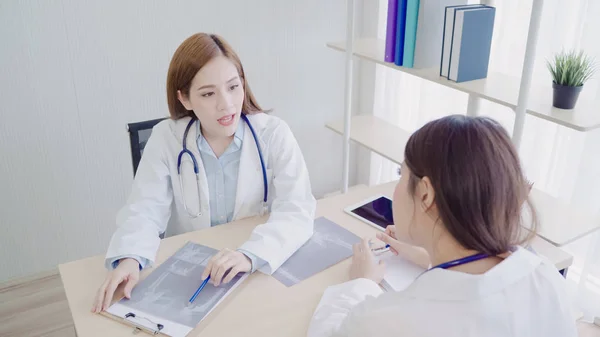 Profesjonell asiatisk lege legeteam brainstorming i et møte. Helsearbeidere diskuterer i styrerommet på sykehuset. Begrepet helsehjelp og bistand . – stockfoto