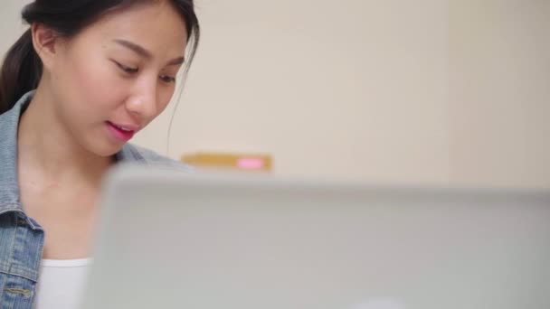 Vackra Smart Asiatisk Ung Företagare Företagsägare Kvinna Smf Kontroll Produkten — Stockvideo