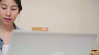 Güzel akıllı Asya genç girişimci iş kadın sahibi KOBİ stoktaki ürün ve Pano evde çalışan yazmak denetleme. Küçük işletme sahibi, ev ofis kavramı.