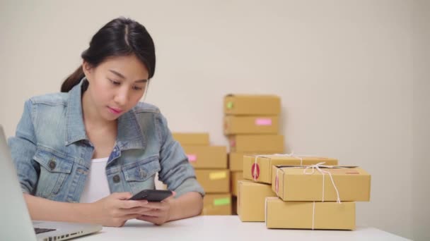 Smart Asiatique Jeune Entrepreneur Femme Affaires Propriétaire Pme Ligne Vérifier — Video