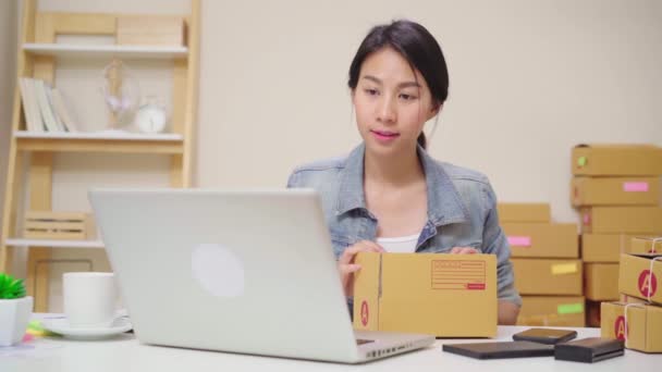 Mooie Slimme Aziatische Jonge Ondernemer Zakenvrouw Eigenaar Van Kmo Online — Stockvideo