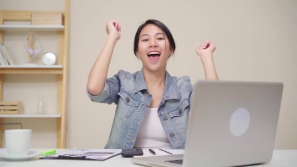 Молодая Азиатка Работает Ноутбуком Столе Гостиной Дома Азиатская Бизнес Леди — стоковое видео