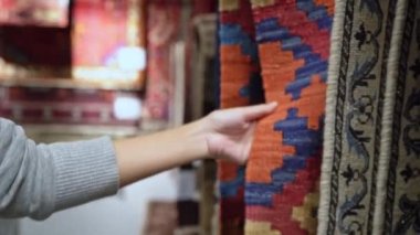 Genç Asyalı kadın ilginç kumaş seçimi, genç kadın giyim mağazasında mutlu alışveriş hissi. Kadın alışveriş kumaş tasarım konsepti.