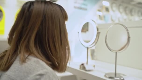 Genç Asyalı Kadın Aynada Kendine Bakıyor Genç Kadın Mutlu Mağazaalışveriş — Stok video