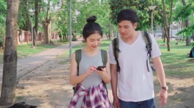 Yavaş hareket - Bangkok, Tayland konum haritası üzerinde Traveler Asya çift yön, harita üzerinde bakarak cep telefonu kullanarak çift tatil gezisi geçirirken dönüm noktası bulmak. Yaşam tarzı çift seyahat konsepti.