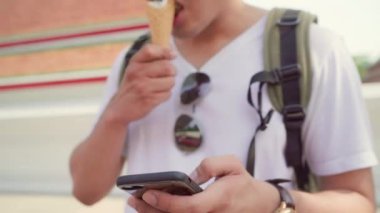 Bangkok, Tayland, backpacker erkek yer haritası üzerinde Gezgin Asya adam yön harita üzerinde bakarak cep telefonu kullanarak tatil gezisi geçirirken dönüm noktası bulmak. Yaşam tarzı erkekler şehir kavramı seyahat.