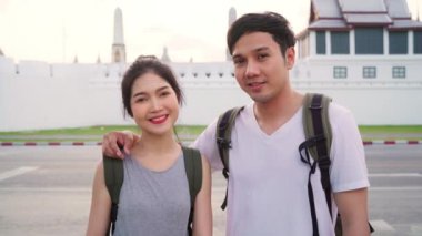 Bangkok, Tayland, backpacker Asya çift kamera tatil gezisi için mutlu gülümseyen mutlu duygu Gezgin Asya çift geleneksel şehirde şaşırtıcı dönüm noktasında yolculuk keyfini çıkarın. Kameraya bakan portre.