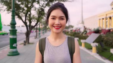 Bangkok, Tayland, backpacker Asya kadın kamera tatil gezisi için mutlu gülümseyen mutlu duygu Gezgin Asya kadın geleneksel şehirde şaşırtıcı dönüm noktasında kendi yolculuk keyfini çıkarın. Kameraya bakan portre.