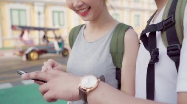 Bangkok, Tayland konum haritası üzerinde Gezgin Asya çift yön, çift harita üzerinde bakarak cep telefonu kullanarak tatil gezisi geçirirken dönüm noktası bulmak. Şehir konseptinde yaşam tarzı çift seyahat.