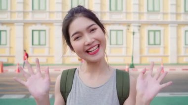 Bangkok Asya blogger kadın seyahat, Tayland, backpacker kadın cep telefonu kullanarak vlog yapmak ve tatil gezisinde tatlı zaman geçirirken sosyal medyada yaşıyor. Kadınlar şehir konseptinde seyahat.