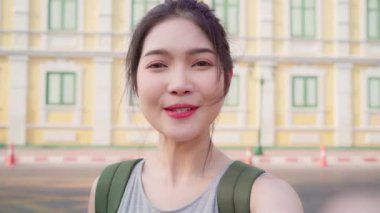 Bangkok Asya blogger kadın seyahat, Tayland, backpacker kadın cep telefonu kullanarak vlog yapmak ve tatil gezisinde tatlı zaman geçirirken sosyal medyada yaşıyor. Kadınlar şehir konseptinde seyahat.