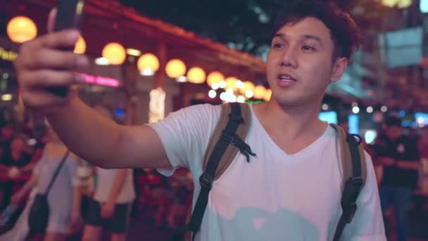 Traveler Asian Blogger Man Travel Bangkok Thailand Male Using Mobile — Vídeo de Stock