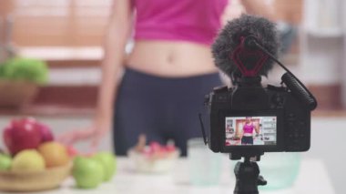 Asya blogger kadın nasıl diyet ve kilo verdi vlog yapmak, O mutfakta yoğurt yerken kamera kaydı kullanarak genç kadın. Yaşam tarzı influencer kadın sağlıklı kavram.