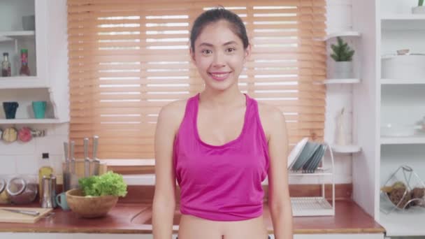 年轻的亚洲博客女性锻炼和期待相机在厨房 有吸引力的美丽女性工作 以健康在家里 女人在家锻炼概念 — 图库视频影像