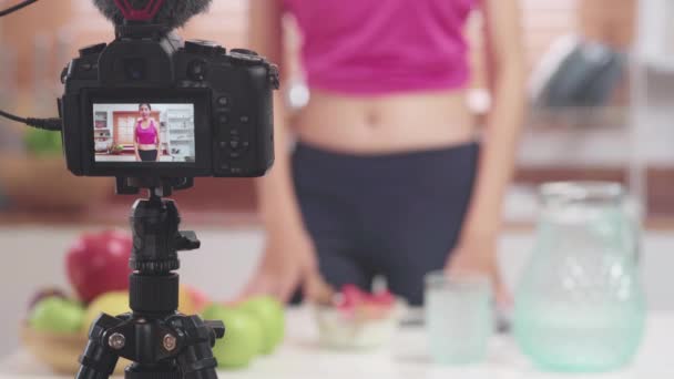 Asya Blogger Kadın Nasıl Diyet Kilo Verdi Vlog Yapmak Mutfakta — Stok video