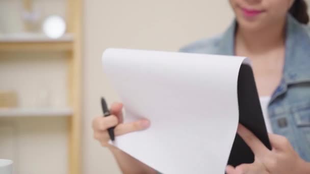 Hermosa Joven Sonriente Mujer Asiática Trabajando Portátil Escritorio Sala Estar — Vídeo de stock