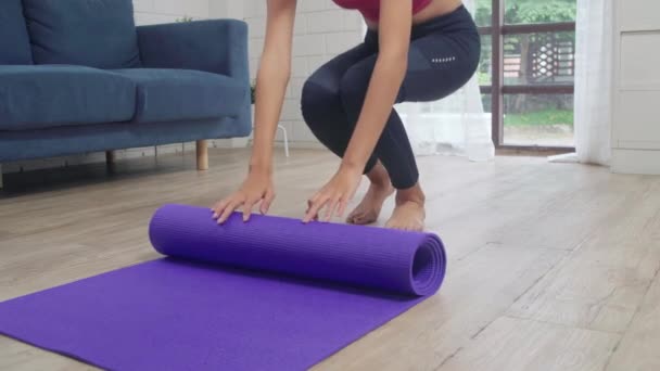 Junge Asiatin Praktiziert Yoga Wohnzimmer Attraktive Schöne Frauen Die Hause — Stockvideo