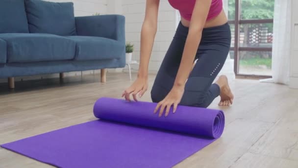 Junge Asiatin Praktiziert Yoga Wohnzimmer Attraktive Schöne Frauen Die Hause — Stockvideo