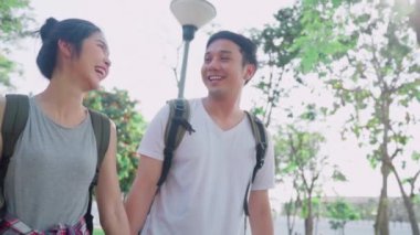 Yavaş hareket - Seyahat Asya çift seyahat ve Bangkok, Tayland, tatlı çift tatil gezisinde tatlı zaman harcama mutlu duygu yürüyüş. Şehir konseptinde yaşam tarzı çift seyahat.