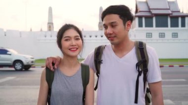 Bangkok, Tayland, backpacker Asya çift kamera tatil gezisi için mutlu gülümseyen mutlu duygu Gezgin Asya çift geleneksel şehirde şaşırtıcı dönüm noktasında yolculuk keyfini çıkarın. Kameraya bakan portre.