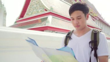 Bangkok, Tayland, backpacker erkek harita üzerinde seyahat Asya adam yön tatil gezisi geçirirken dönüm noktası bulmak harita üzerinde arıyorum. Yaşam tarzı erkekler Asya şehir kavramı seyahat.