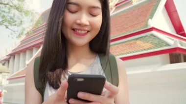 Bangkok yer haritasında Gezgin Asyalı kadın yön, Tayland, backpacker kadın harita üzerinde bakarak cep telefonu kullanarak dönüm noktası bulmak tatil gezisi sırasında. Yaşam tarzı kadınlar şehir konseptinde seyahat