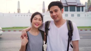Bangkok, Tayland, backpacker Asya çift kamera tatil gezisi için mutlu gülümseyen mutlu duygu Gezgin Asya çift geleneksel şehirde şaşırtıcı dönüm noktasında yolculuk keyfini çıkarın. Kameraya bakan portre.