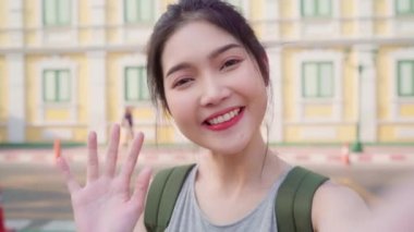 Bangkok Asya blogger kadın seyahat, Tayland, backpacker kadın cep telefonu kullanarak vlog yapmak ve tatil gezisinde tatlı zaman geçirirken sosyal medyada yaşıyor. Kadınlar şehir konseptinde seyahat.