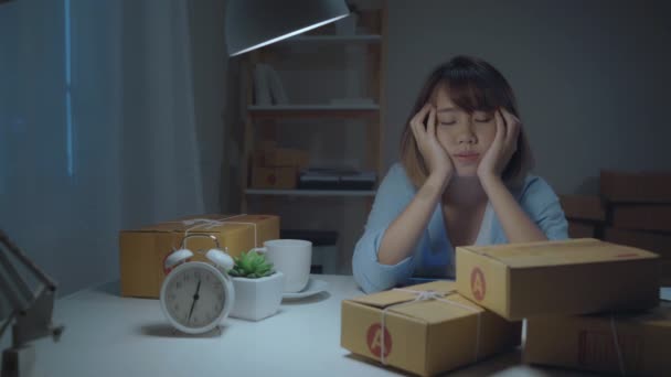 年轻的亚洲企业家女老板Sme昏昏欲睡 精疲力竭 晚上在办公桌前在家工作 感觉恶心和疲倦 小型企业所有者在家庭办公室的概念 — 图库视频影像