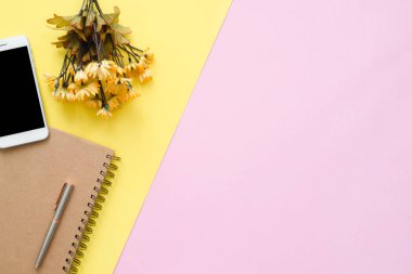 Çekici Asya tatlı çift kanepede yatan tablet kullanma ne zaman onların evde oturma odasında rahatlayın. Koca ve karısı kullanarak dinlenmek ve romantik zaman ev concept.