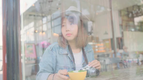 ビジネス フリーランス アジア女性カフェのテーブルに座って暖かい一杯の緑茶やコーヒーを飲みます。ライフ スタイル スマート美しい女性がコーヒー ショップの概念でリラックスします。. — ストック写真