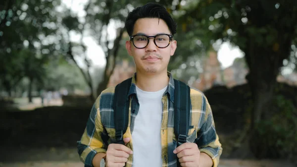 Homem asiático viajante sentindo-se feliz sorrindo para câmera viagem de férias em Ayutthaya, Tailândia, mochileiro macho desfrutar de sua jornada no marco incrível na cidade tradicional. Estilo de vida homens viajar férias conceito — Fotografia de Stock