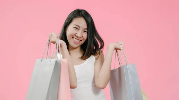 Smart Asian jeune entrepreneur femme d'affaires propriétaire de PME en ligne vérifier le produit en stock et économiser sur le téléphone mobile travaillant tard dans la nuit à la maison. Propriétaire de petite entreprise à domicile concept de bureau . — Photo