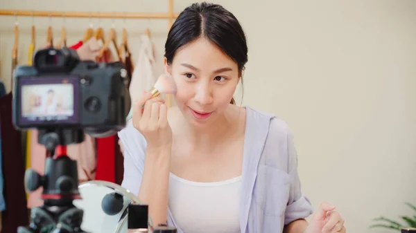 Piękno blogger obecnie kosmetyki siedzi z przodu kamery do nagrywania wideo. Szczęśliwy młody piękny Asian kobieta stosowanie kosmetyków przegląd tworzą samouczek transmisji wideo na żywo do sieci społecznej. — Zdjęcie stockowe