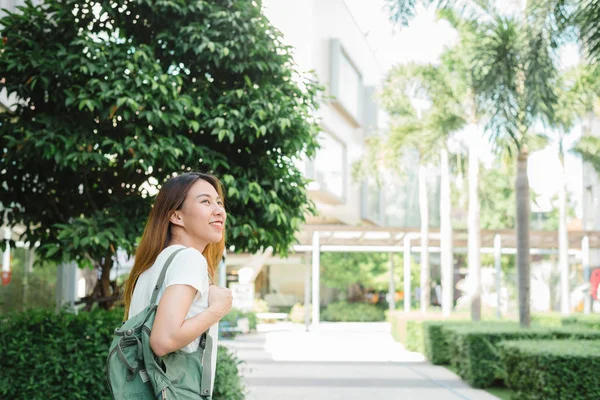 旅行者背包亚洲妇女在泰国曼谷旅游。快乐的年轻女性花假期旅行在惊人的地标和享受她在传统城市的旅程. — 图库照片