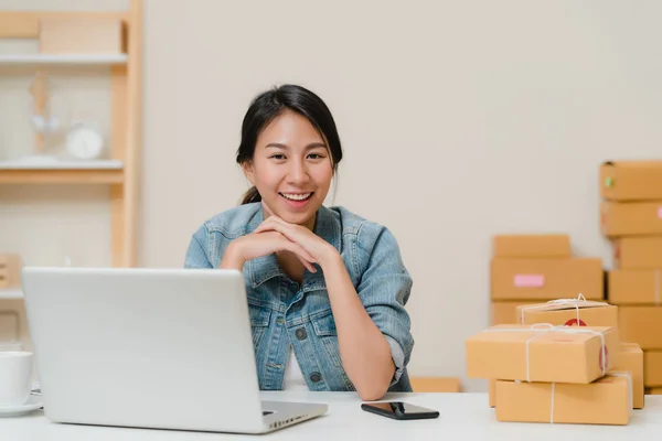 Üzletasszony, boldogok, és mosolyogva néz a kamera, miközben dolgozik az irodájában otthon. Gyönyörű ázsiai fiatal vállalkozó tulajdonosa a KKV-k, kis üzlet tulajdonosa, otthoni iroda koncepció:. — Stock Fotó
