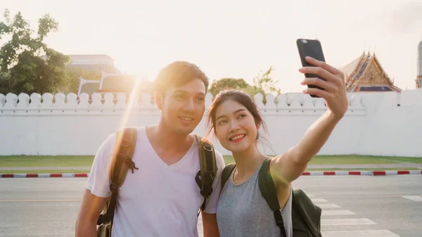 Asiatisk blogger reiser i Bangkok, Thailand, et søtt par bruker mobilselfie og foto-view mens de tilbringer mye tid på ferie i solnedgangen. Par reiser i bykonseptet . – stockfoto