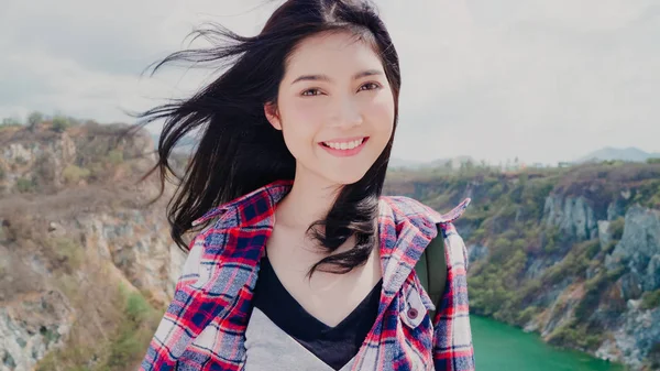 Hiker ázsiai hátizsákos nő érzés, mosolyogva a kamera tetejére hegy, nő élvezni a nyaralás a gyalogos kaland érzés szabadságot. Életmód nők utazik és pihen-ban szabad idő fogalom. — Stock Fotó
