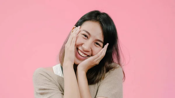 Glimlachend schattig Aziatische vrouw met positieve uitdrukking, glimlacht in het algemeen, gekleed in casual kleding en de camera kijken op roze achtergrond. Gelukkig schattig blij vrouw verheugt zich succes. — Stockfoto