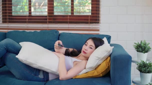 Wanita Asia Muda Menonton Rumah Merasa Senang Berbaring Sofa Ruang — Stok Video