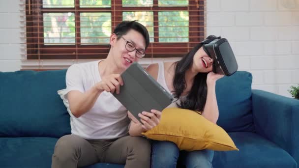 Pareja Asiática Usando Tableta Simulador Realidad Virtual Jugando Juegos Sala — Vídeos de Stock