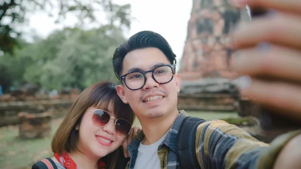 Selfie tatil gezisi Ayutthaya, Tayland, harcama süre alarak smartphone kullanarak seyahat Asya çift çift geleneksel şehirde inanılmaz Simgesel Yapı, onların yolculuk keyfini çıkarın. — Stok fotoğraf