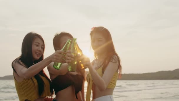 Gruppo Ragazze Asiatiche Adolescenti Che Festeggiano Sulla Spiaggia Amici Felici — Video Stock