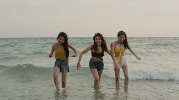 Gruppo Giovani Donne Asiatiche Che Corrono Sulla Spiaggia Amici Felici — Video Stock