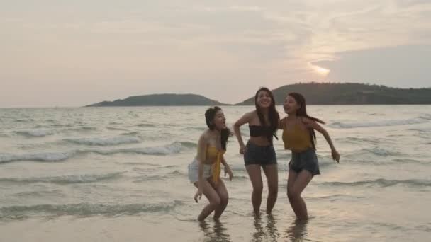 Gruppo Giovani Donne Asiatiche Che Saltano Sulla Spiaggia Amici Felici — Video Stock