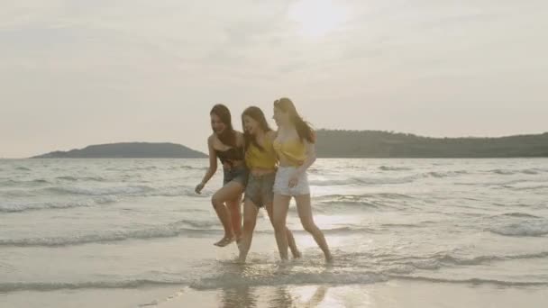 Groupe Jeunes Femmes Asiatiques Marchant Sur Plage Amis Heureux Détendre — Video