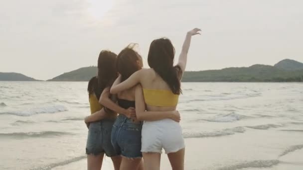ビーチを歩くアジアの若い女性のグループは 友人は夕方の日没時に海の近くのビーチで遊んで楽しいリラックスしてリラックスします ライフスタイルの友人旅行休暇休暇夏のコンセプト スローモーションショット — ストック動画