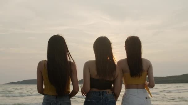 Группа Азиатских Девочек Подростков Празднующих Пляже Друзей Счастливо Пьющих Пиво — стоковое видео